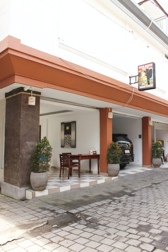 Kuta Beach Hostel Esterno foto